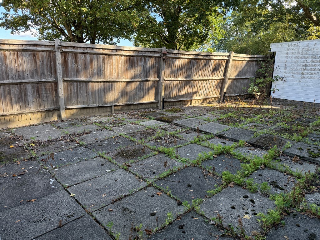 Lot: 137 - SUBSTANTIAL SIX-BEDROOM DETACHED PROPERTY WITH POTENTIAL FOR SUB-DIVISION - Paved rear patio and wooden fencing
